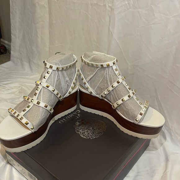 NEW Vince Camuto Strapped Gold and White Wedges! - Picture 4 of 6